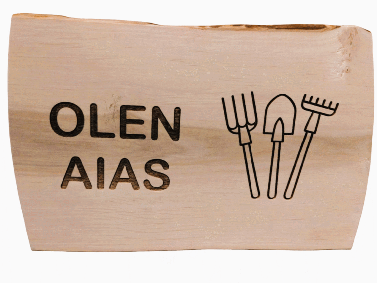 Olen aias silt (puidust)